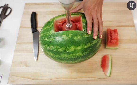 Ensuite, mixez le fruit à l'aide du blender