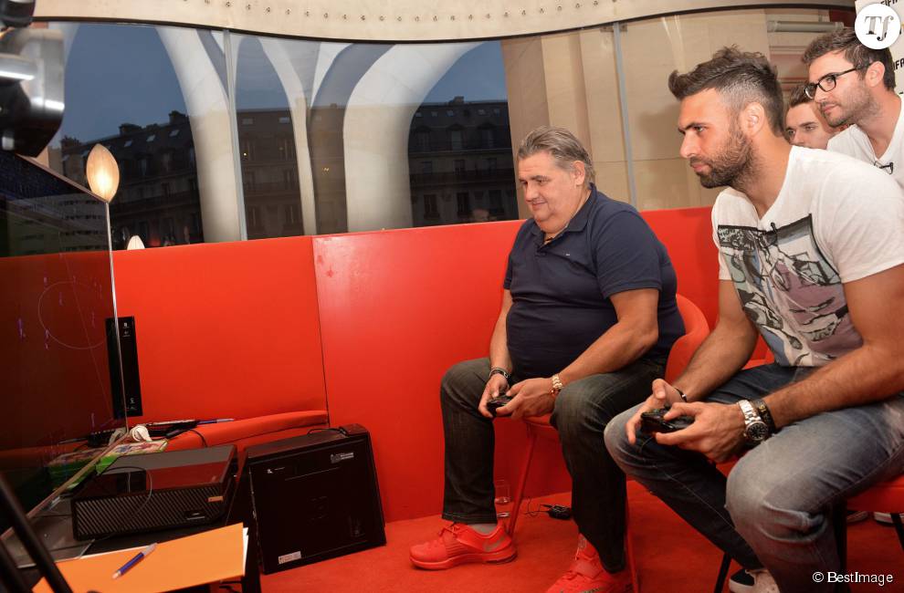 Pierre Ménès et Salvatore Sirigu au lancement du jeu vidéo &quot; FIFA 2015 &quot; en septembre 2014.