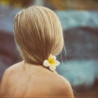 Soleil, mer, sable : comment protéger ses cheveux en été ?