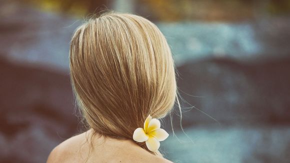 Soleil, mer, sable : comment protéger ses cheveux en été ?