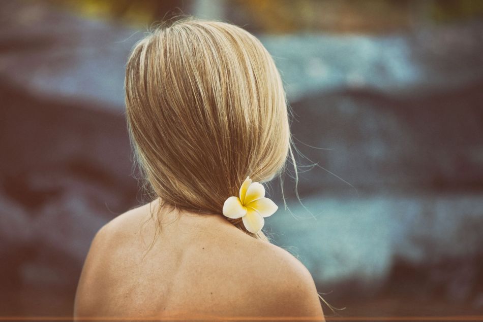 Soleil, mer, sable : comment protéger ses cheveux en été ?