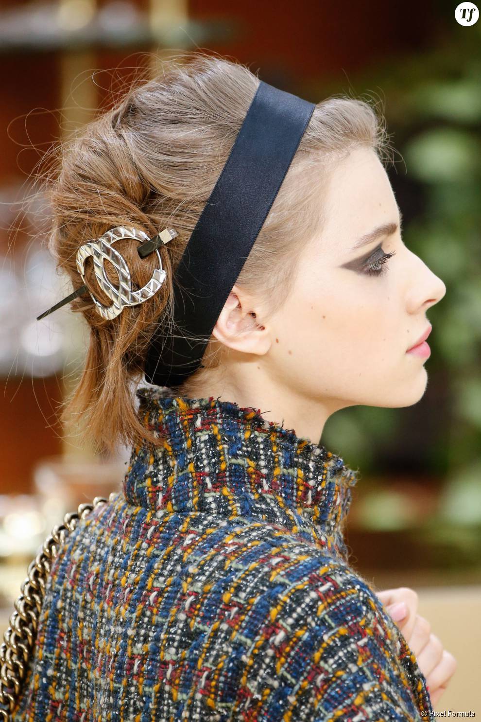 Barrette et bandeau dans les cheveux au défilé Chanel automne-hiver 2015-2016.