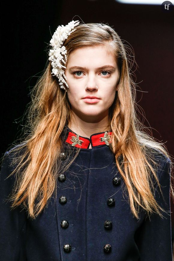 Barrette fleurie dans les cheveux au défilé Gucci automne-hiver 2015-2016.