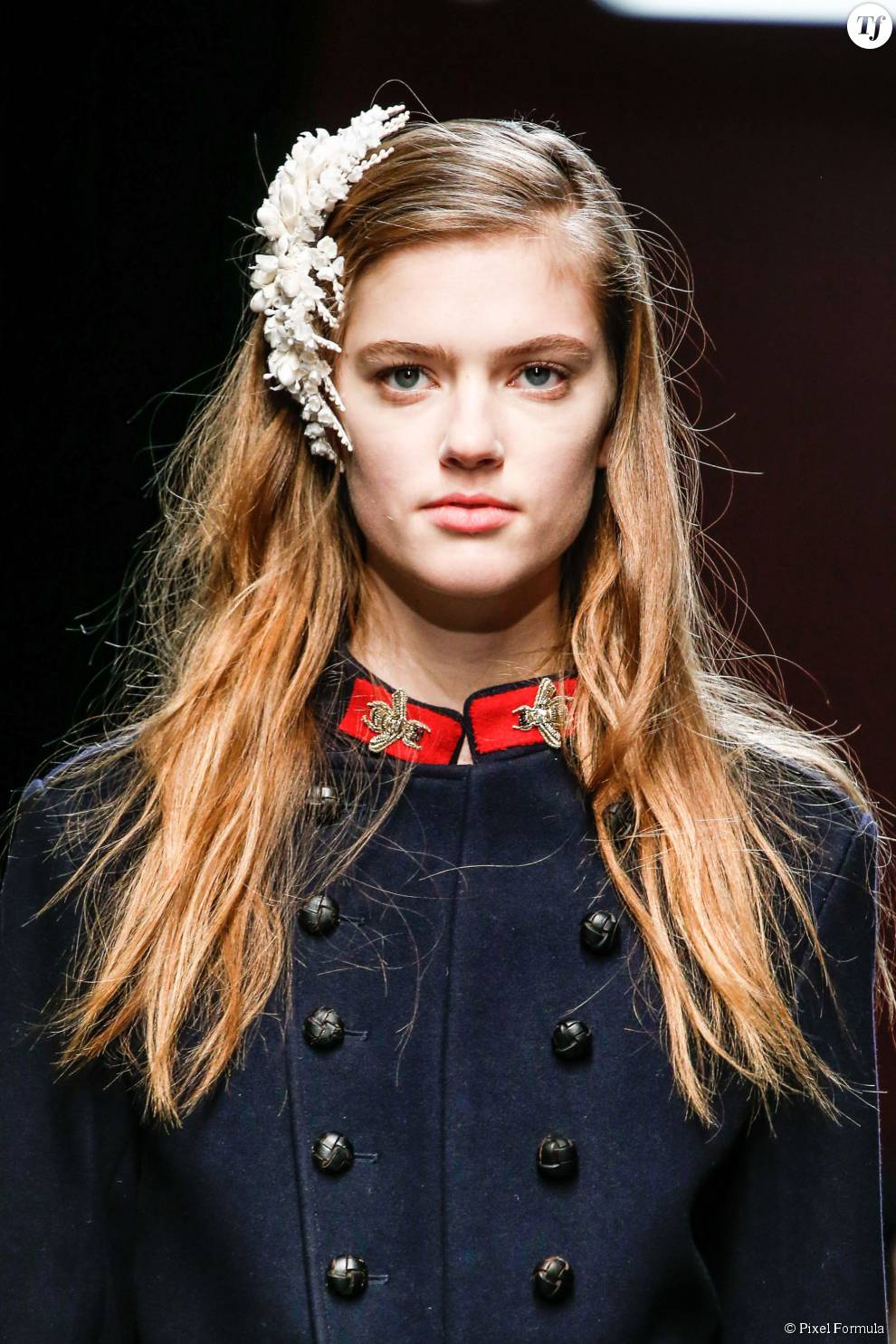 Barrette fleurie dans les cheveux au défilé Gucci automne-hiver 2015-2016.