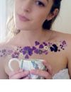Les tatouages éphémères en fleurs séchées de la blogueuse Thinking Hatt.