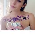 Les tatouages éphémères en fleurs séchées de la blogueuse Thinking Hatt.