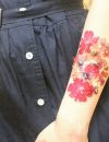 Le tatouage éphémère en fleurs séchées de la blogueuse That Cheap Bitch.