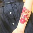 Le tatouage éphémère en fleurs séchées de la blogueuse That Cheap Bitch.