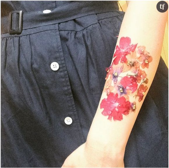 Le tatouage éphémère en fleurs séchées de la blogueuse That Cheap Bitch.