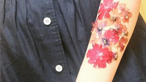 DIY : des tatouages en fleurs séchées, éphémères et 100% naturels
