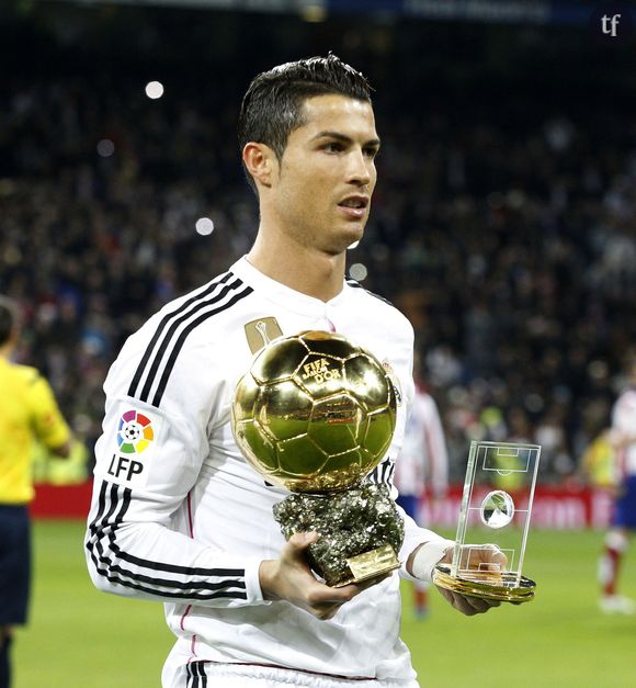 Cristiano Ronaldo fête ses 30 ans le 5 février - Cristiano Ronaldo célèbre son ballon d'or lors des 1/8 ème de la Copa del Rey entre le Real Madrid et l'Atletico de Madrid au stade Santiago Bernabeu le 15 janvier 2015 