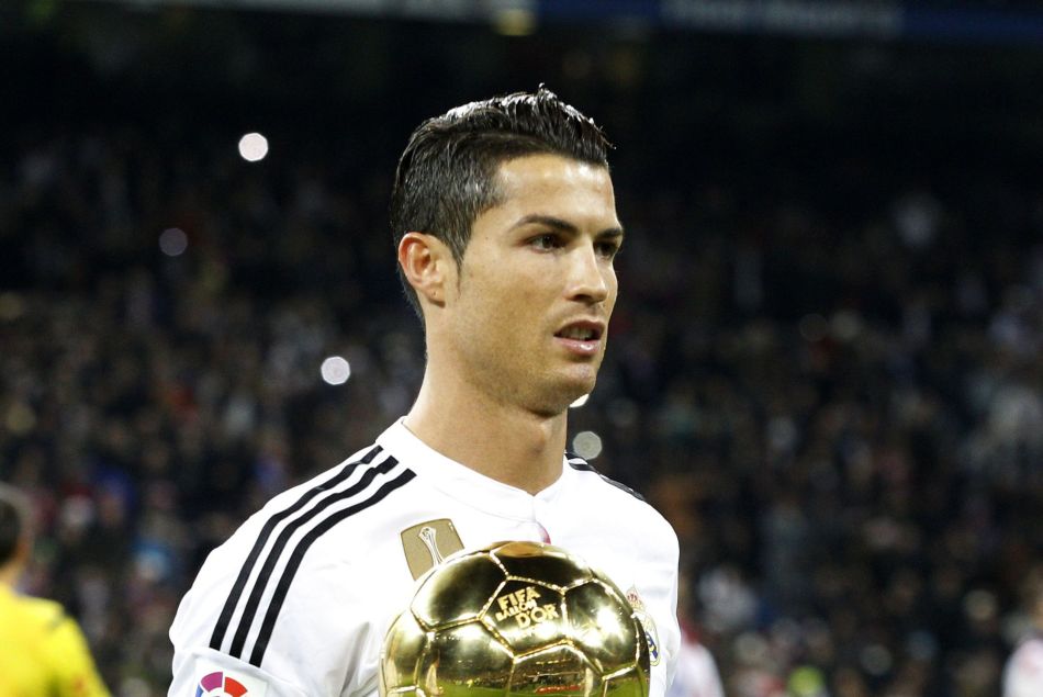 Cristiano Ronaldo fête ses 30 ans le 5 février - Cristiano Ronaldo célèbre son ballon d'or lors des 1/8 ème de la Copa del Rey entre le Real Madrid et l'Atletico de Madrid au stade Santiago Bernabeu le 15 janvier 2015 