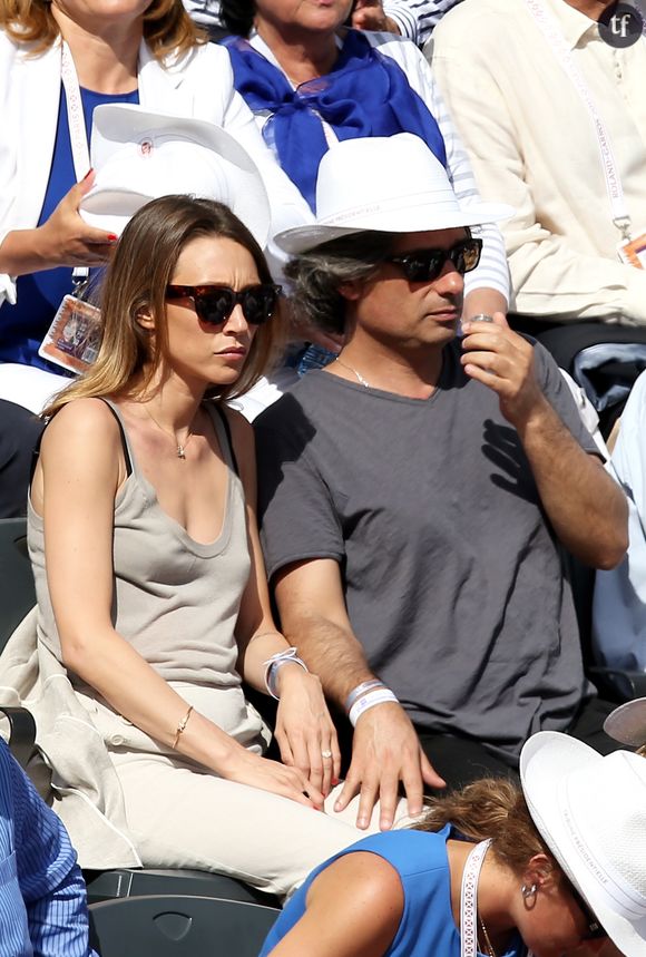 Laura Smet et son compagnon Raphaël dans les tribunes lors du tournoi de tennis de Roland Garros à Paris le 3 juin 2015. 