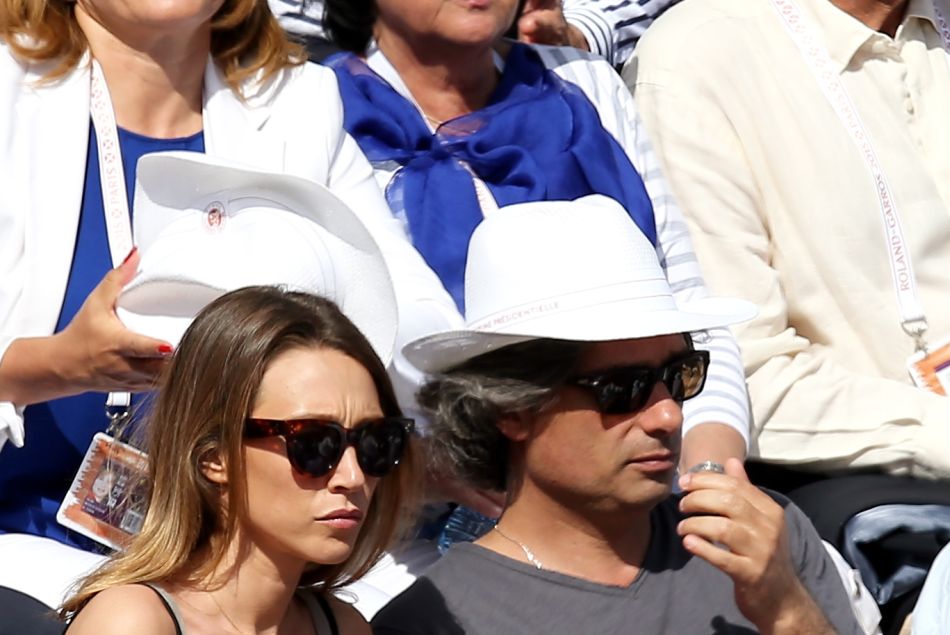 Laura Smet et son compagnon Raphaël dans les tribunes lors du tournoi de tennis de Roland Garros à Paris le 3 juin 2015. 