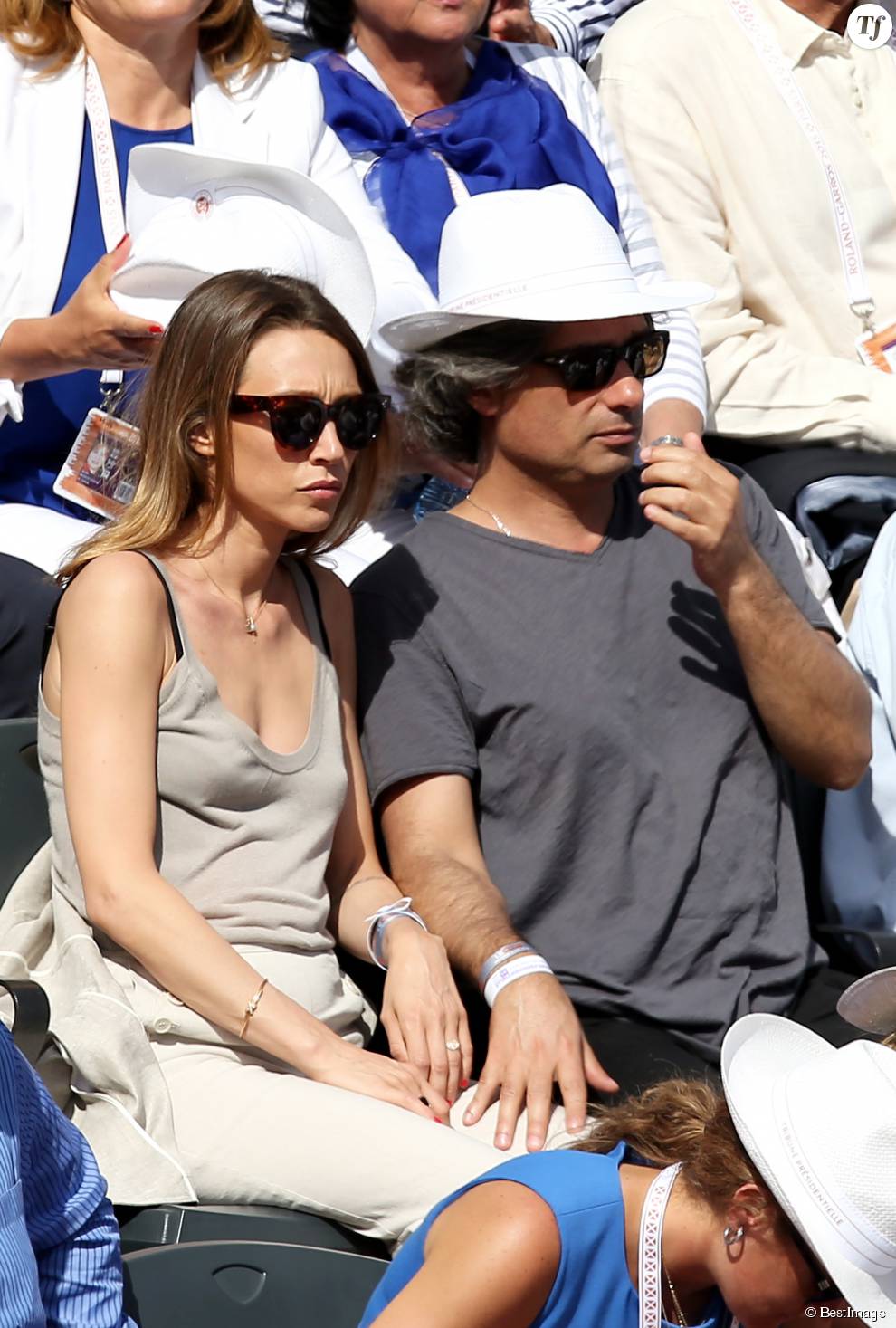  Laura Smet et son compagnon Raphaël dans les tribunes lors du tournoi de tennis de Roland Garros à Paris le 3 juin 2015.  