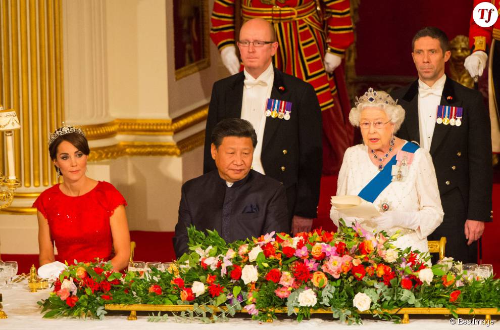  Catherine Kate Middleton, la duchesse de Cambridge, le président chinois Xi Jinping et la reine Elisabeth II - La famille royale d&#039;Angleterre reçoit le président chinois Xi Jinping et sa femme Peng Liyuan pour un dîner d&#039;Etat au Palais de Buckingham le 20 octobre 2015. C&#039;est la première fois que Catherine Kate Middleton, duchesse de Cambridge, et le prince William assistent à un banquet d&#039;Etat.  