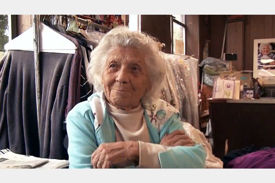 Cette mamie centenaire travaille 6 jours par semaine dans une blanchisserie