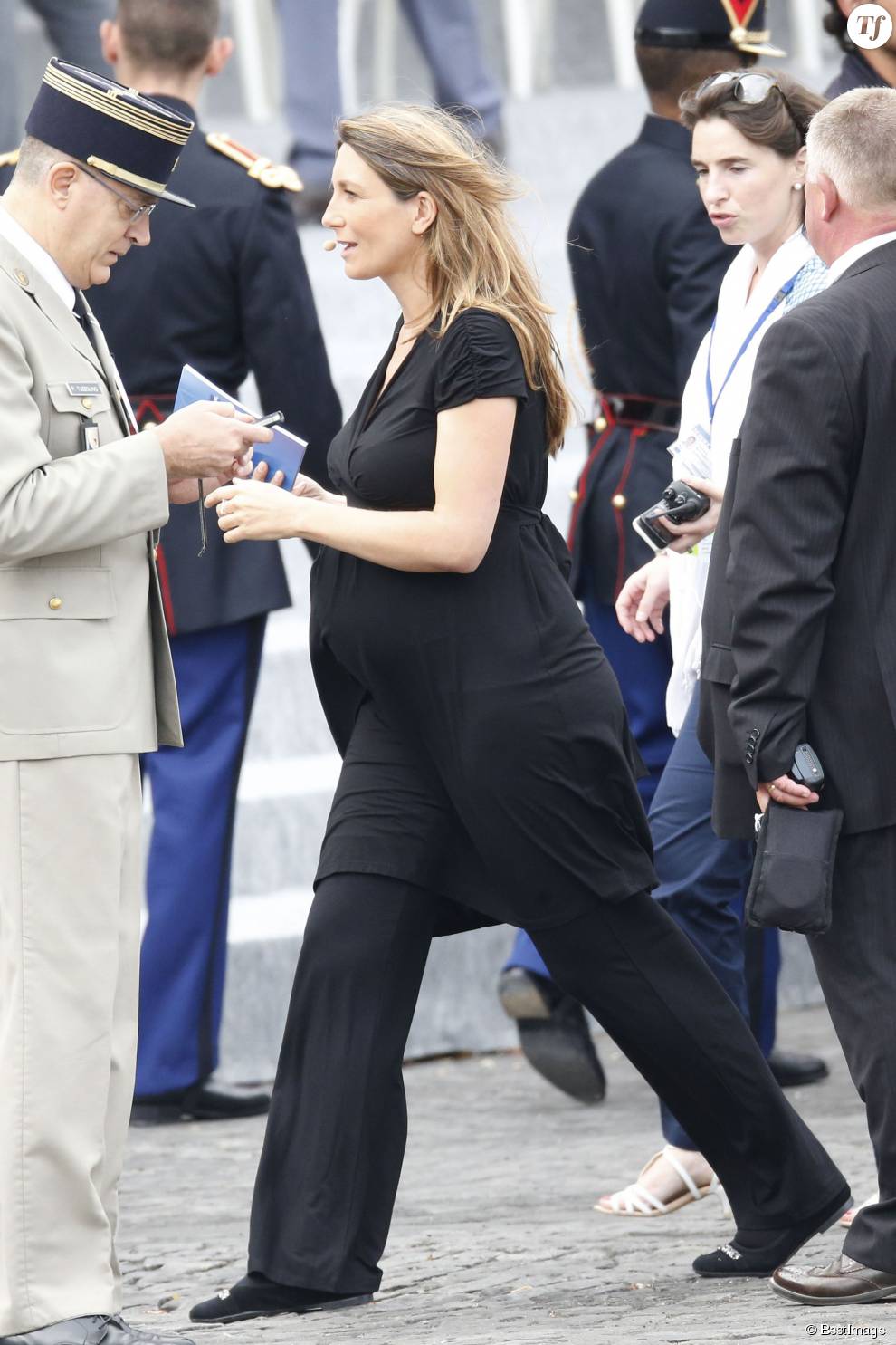 Anne Claire Coudray,enceinte, est toujours à l&#039; antenne, en direct sur TF1, lors de la retransmission du défilé du 14 juillet 2015, place de la Concorde, à Paris, le 14 juillet 2015.  