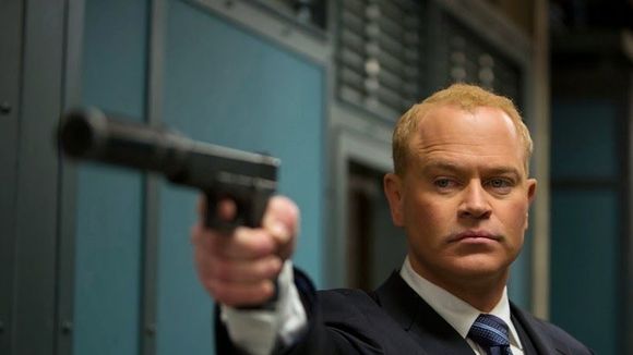 Arrow Saison 4 : Damien Darhk (Neal McDonough) sera dans la saison 2 de Flash