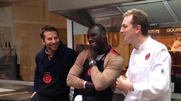 Quand Bradley Cooper et Omar Sy passent derrière les fourneaux (vidéo et photos)