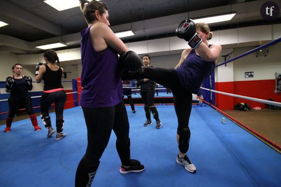 Durant les entraînements de boxe thaï, les combats se font avec un attaquant et un défenseur