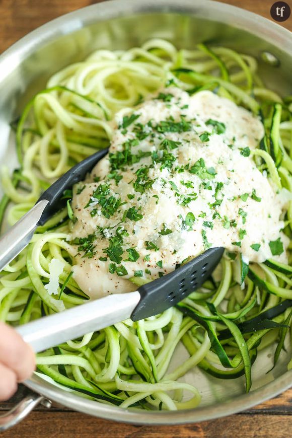 La délicieuse recette estivale des pâtes de courgettes Zucchini Alfredo.