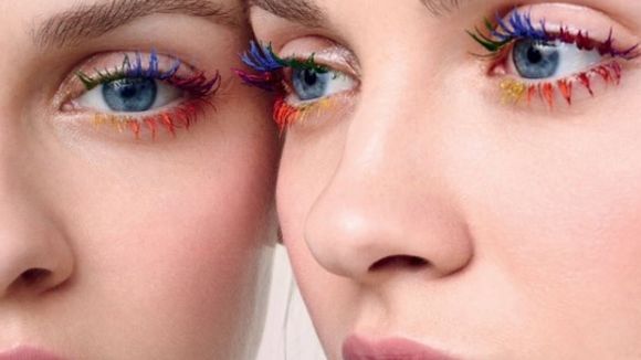 Les cils arc-en-ciel, la folle tendance beauté qui envahit Instagram