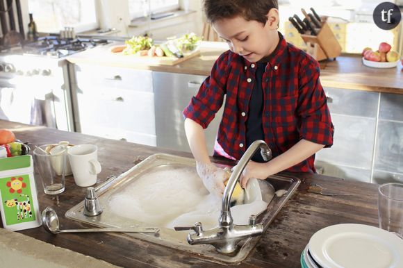 A quel âge l'enfant peut-il aider à la maison ?