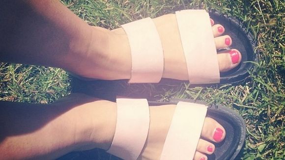 Comment la claquette de piscine est devenue la it-chaussure de l'été 2016