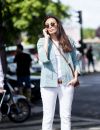 Un look casual en jean blanc et veste en jean