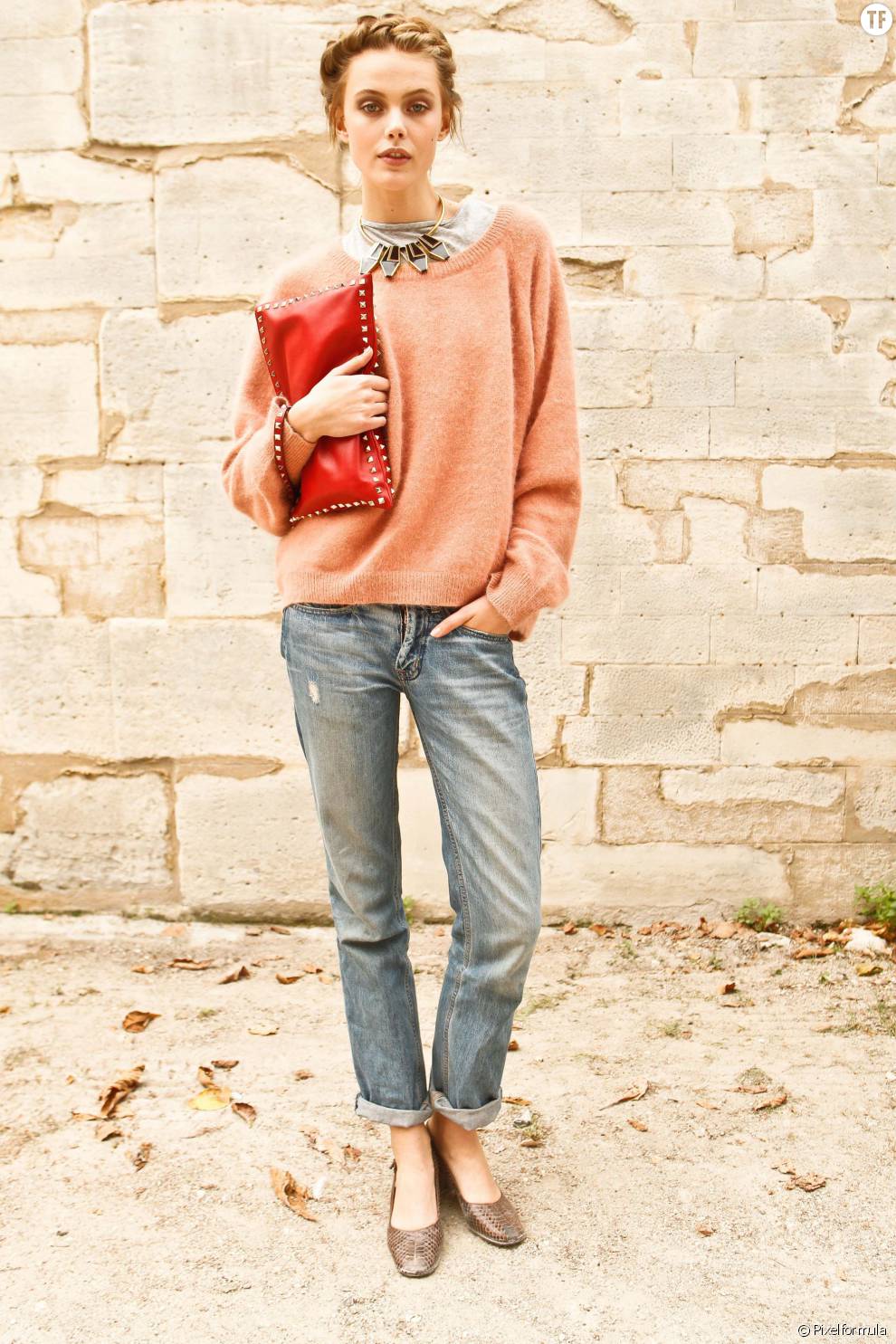 Le jean boyfriend associé à un pull rose, un sac pochette et une joli coiffure tréssée : à adopter pour être au top de sa féminité.