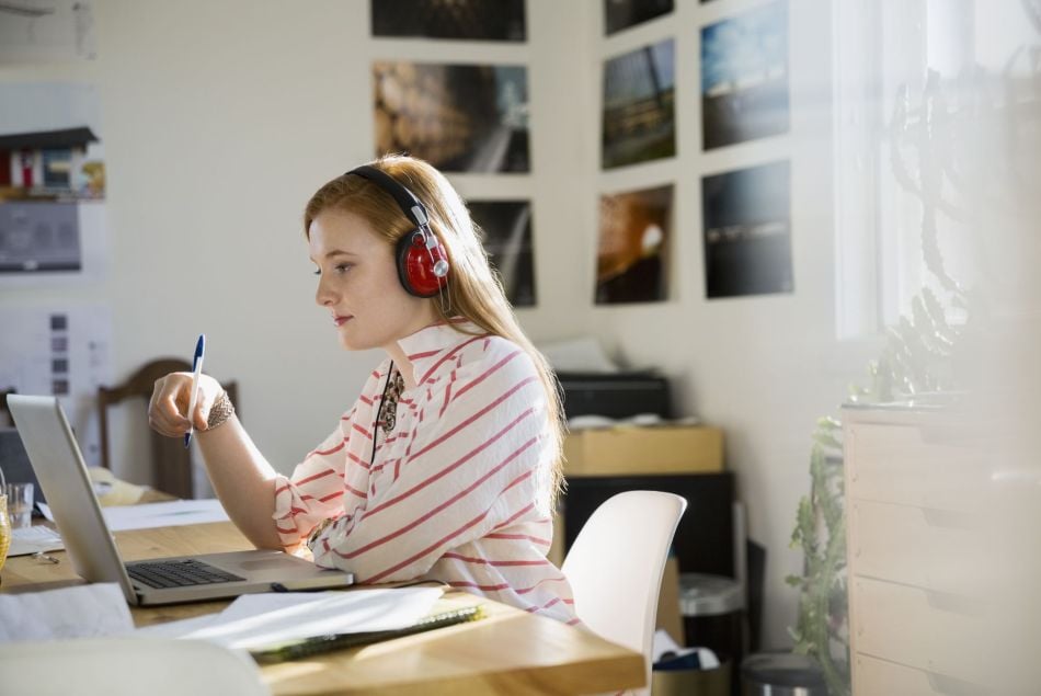 Écouter de la musique en travaillant rend plus productif et plus heureux