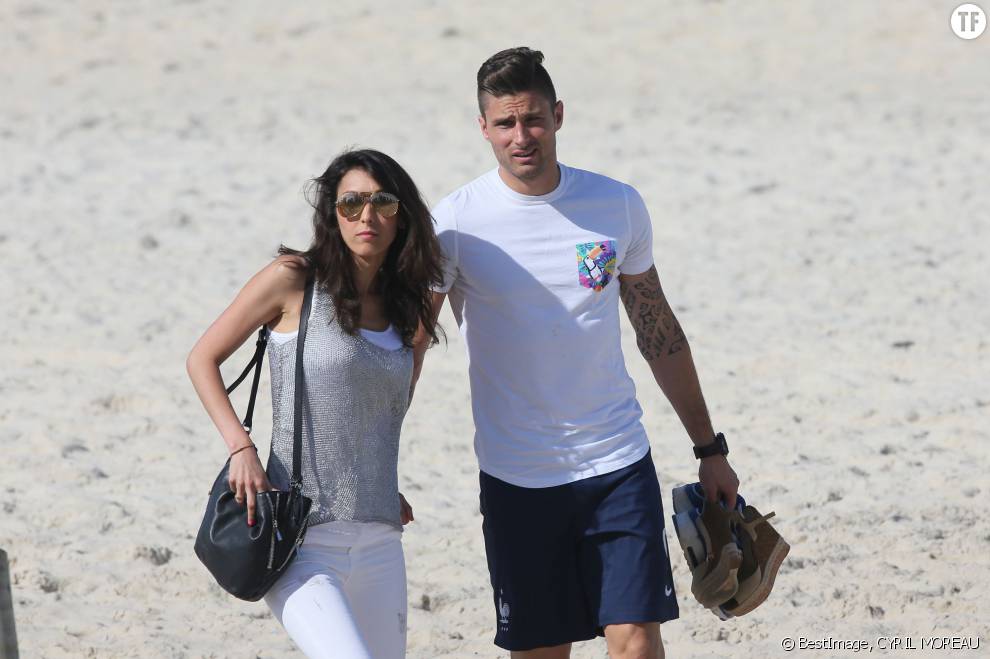 L&#039;attaquant de l&#039;équipe de France, Olivier Giroud et sa femme Jennifer se promènent sur la plage de Rio au Brésil le 26 juin 2014