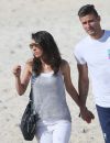 L'attaquant de l'équipe de France, Olivier Giroud et sa femme Jennifer se promènent sur la plage de Rio au Brésil le 26 juin 2014