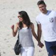 L'attaquant de l'équipe de France, Olivier Giroud et sa femme Jennifer se promènent sur la plage de Rio au Brésil le 26 juin 2014
