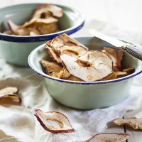 La recette des chips maison aux pommes et à la banane pour un goûter healthy