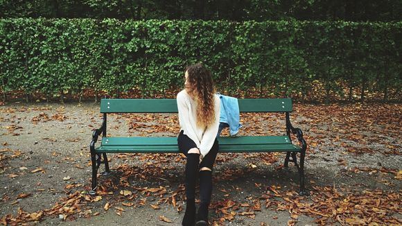Le benching : c'est quoi cette nouvelle tendance dating ?