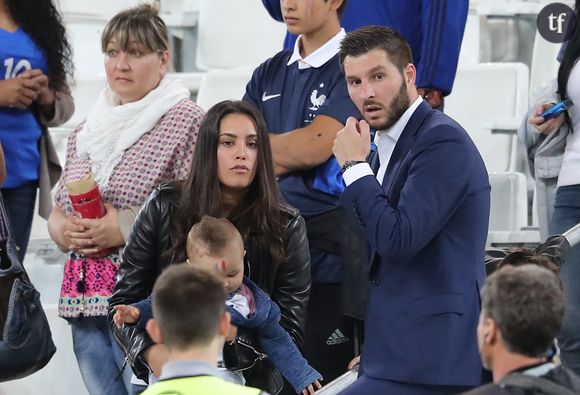 La compagne d'André-Pierre Gignac et ses enfants au match de l'Euro 2016 France-Albanie au Stade Vélodrome à Marseille, le 15 juin 2016