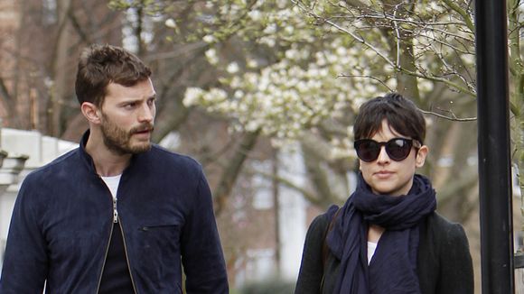 Jamie Dornan : balade complice avec sa femme Amelia Warner avant le départ pour la France (photos)
