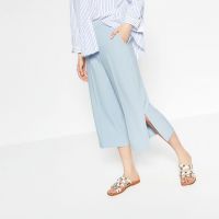 Le pantalon fendu, la tendance casual chic de l'été