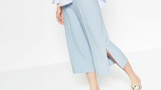 Le pantalon fendu, la tendance casual chic de l'été