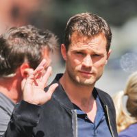 Jamie Dornan : il embrasse tendrement Dakota Johnson sur de nouvelles photos de Fifty Shades Darker