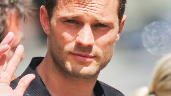 Jamie Dornan : il embrasse tendrement Dakota Johnson sur de nouvelles photos de Fifty Shades Darker