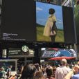 La toile représentant une petite Ougandaise peinte par Cliffannie Forrester exposée à Times Square