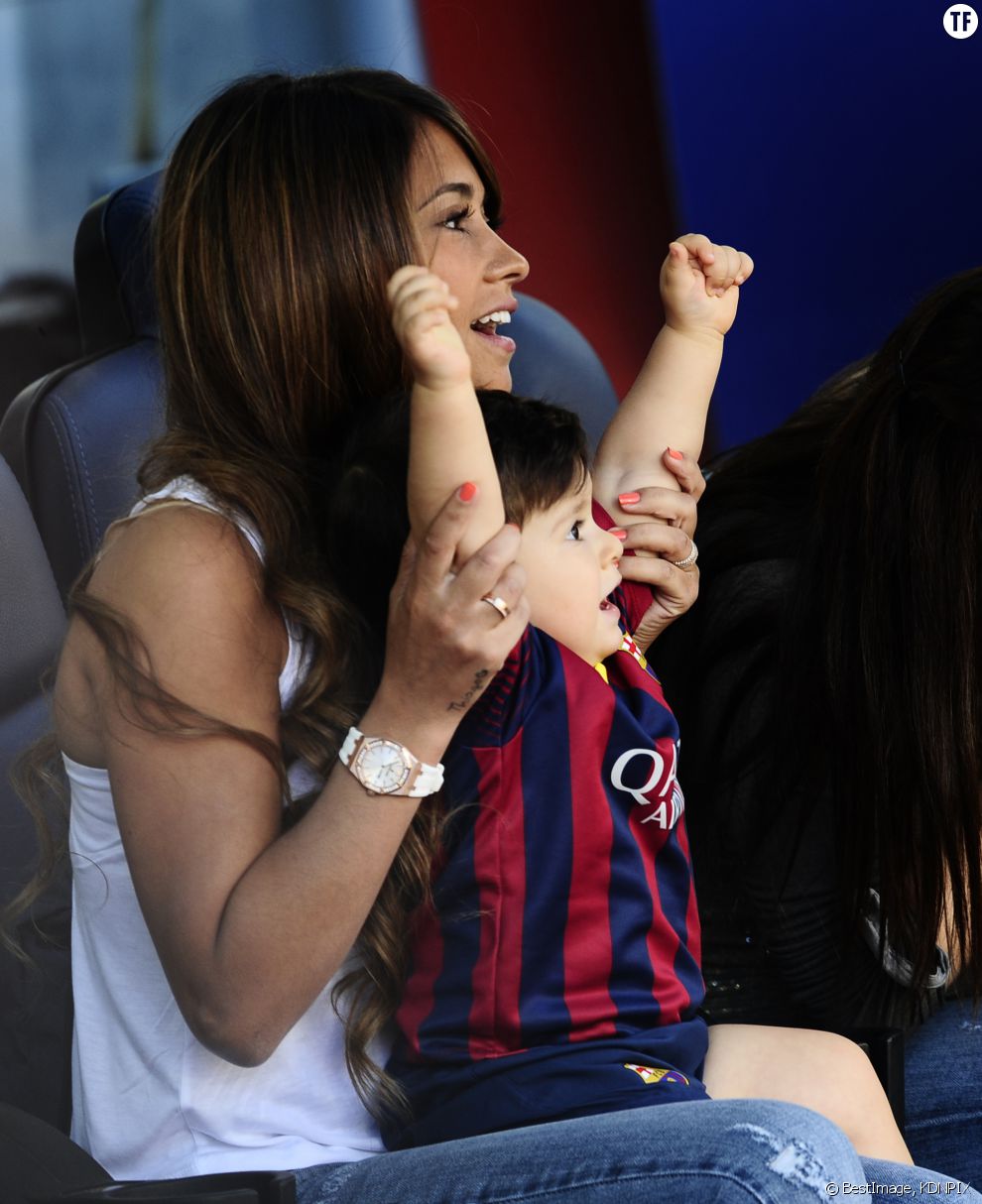 Lionel Messi avec sa compagne Antonella Roccuzzo et leur fils thiago dans le stade du FC Barcelone avant le coup d&#039;envoi à Barcelone en Espagne le 3 mai 2014