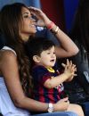 Lionel Messi avec sa compagne Antonella Roccuzzo et leur fils thiago dans le stade du FC Barcelone avant le coup d'envoi à Barcelone en Espagne le 3 mai 2014
