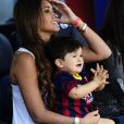 Lionel Messi avec sa compagne Antonella Roccuzzo et leur fils thiago dans le stade du FC Barcelone avant le coup d'envoi à Barcelone en Espagne le 3 mai 2014