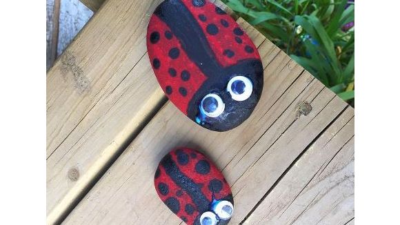 DIY : Comment faire de jolies coccinelles-cailloux avec les enfants