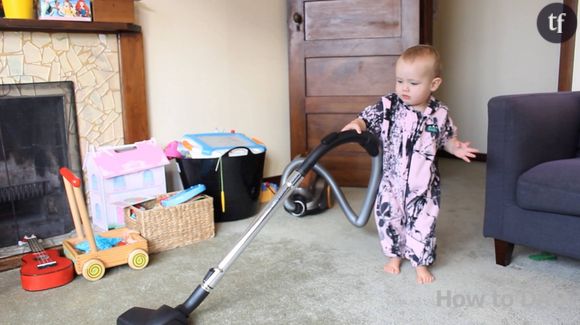 Un bébé qui passe l'aspirateur