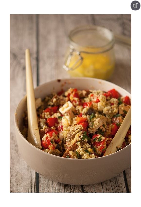 Une salade d'été avec des graines de millet